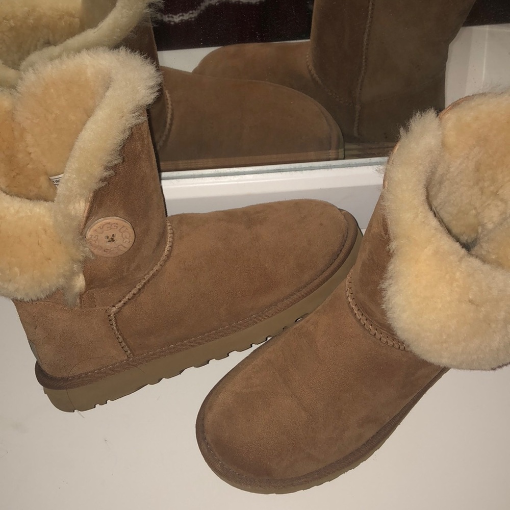 Brown bailey button uggs in great condition!!